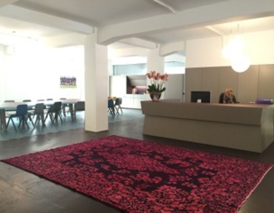 La scelta perfetta: i nostri tappeti sovratinti completano l’arredamento di questo ufficio svedese